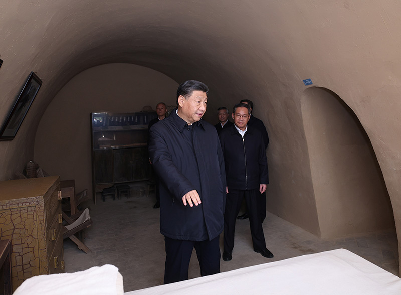 　　10月27日，中共中央總書記、國家主席、中央軍委主席習近平帶領中共中央政治局常委李強、趙樂際、王滬寧、蔡奇、丁薛祥、李希，瞻仰延安革命紀念地。這是習近平等在楊家?guī)X參觀毛澤東舊居。