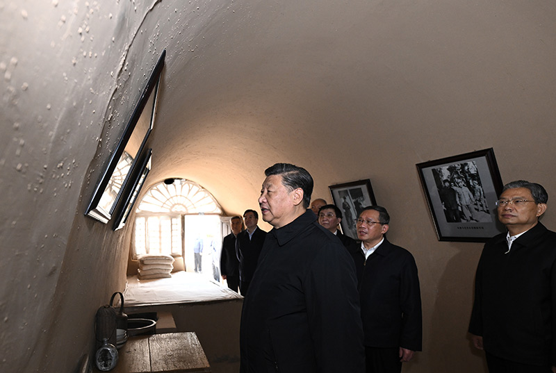 　　10月27日，中共中央總書記、國家主席、中央軍委主席習近平帶領中共中央政治局常委李強、趙樂際、王滬寧、蔡奇、丁薛祥、李希，瞻仰延安革命紀念地。這是習近平等在楊家?guī)X參觀朱德舊居。